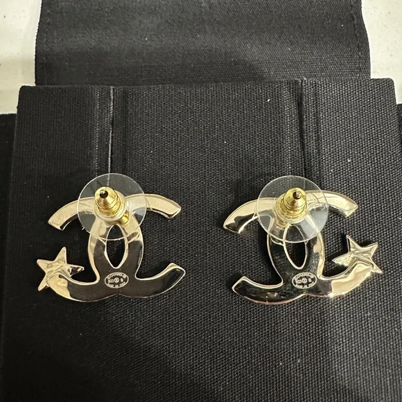 ❌ SOLD ❌ CHANEL 23B Large CC Stud Earrings - Picture 5 of 5
